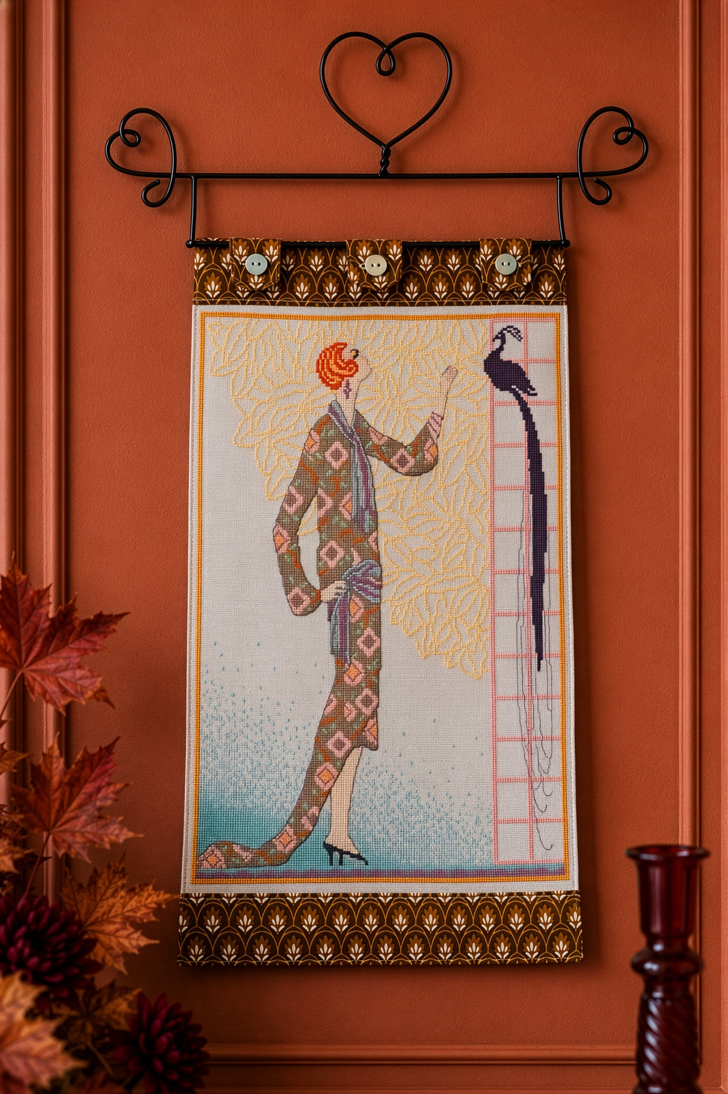 Grille inédite broderie point de croix : La Dame au paon. Silhouette Art déco années folles, paon et feuillage. Toile de lin 12 fils/cm blanc cassé. Réf. DMC, 6 pages.