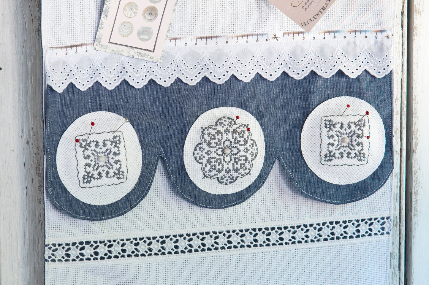 Grille de broderie point de croix « Porte-Manteau Atelier » : pêle-mêle à broder pour l'atelier couture. DMC, 6 pages – motif rectangulaire, rosace et losange.