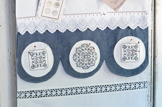 Grille de broderie point de croix « Porte-Manteau Atelier » : pêle-mêle à broder pour l'atelier couture. DMC, 6 pages – motif rectangulaire, rosace et losange.