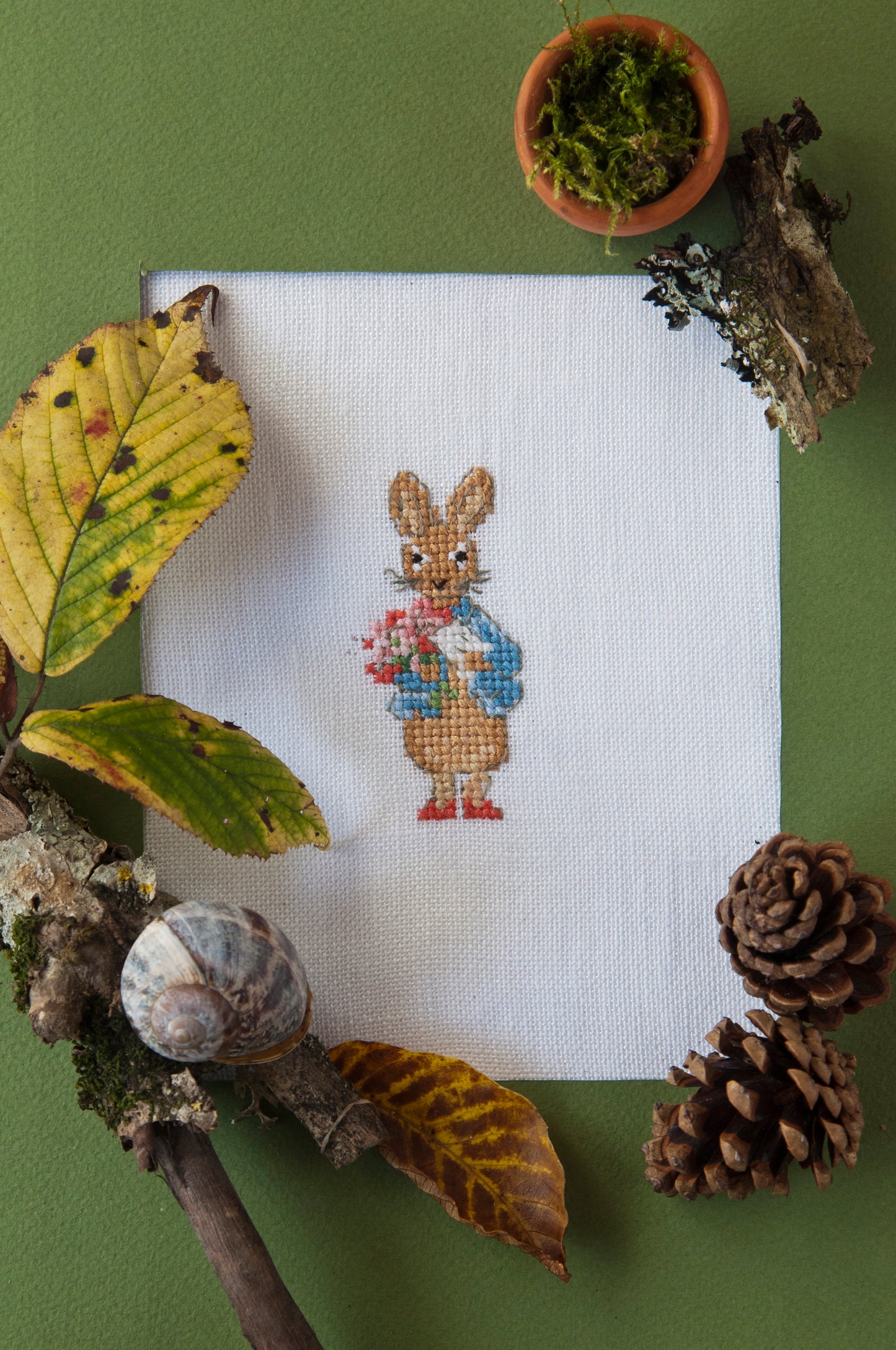 Grille point de croix : 7 miniatures Pierrot-Lapin sur lin blanc DMC. Porte-clés & personnages. Imprimé symboles & couleurs, 6 pages.