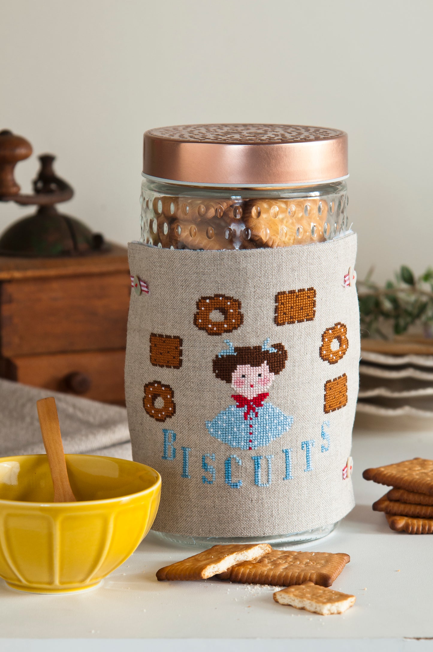 Grille de broderie point de croix : pot en verre brodé pour présenter vos biscuits. Motif 98 x 77 pts, imprimé couleur (Réf. DMC) sur 4 pages. Illustration Lili Violette.