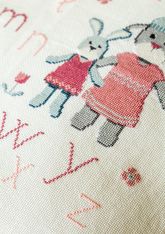 Grille broderie point de croix : abécédaires avec ours et lapins pour chambre enfant. 10 pages, symboles et couleurs DMC. Toile Aïda ou lin.
