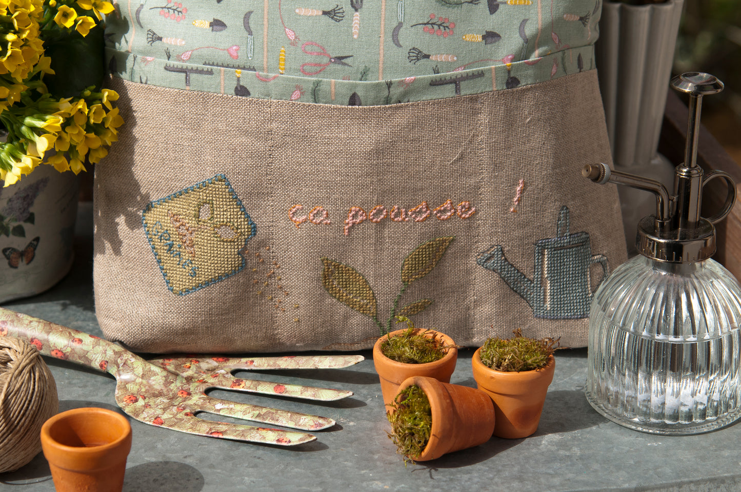 Grille de broderie point de croix « Printemps au jardin » par F. Dieuzaide : 5 créations printanières sur toile bis 12 fils. DMC, 8 pages – cache-pot, vase, pancarte, sac.
