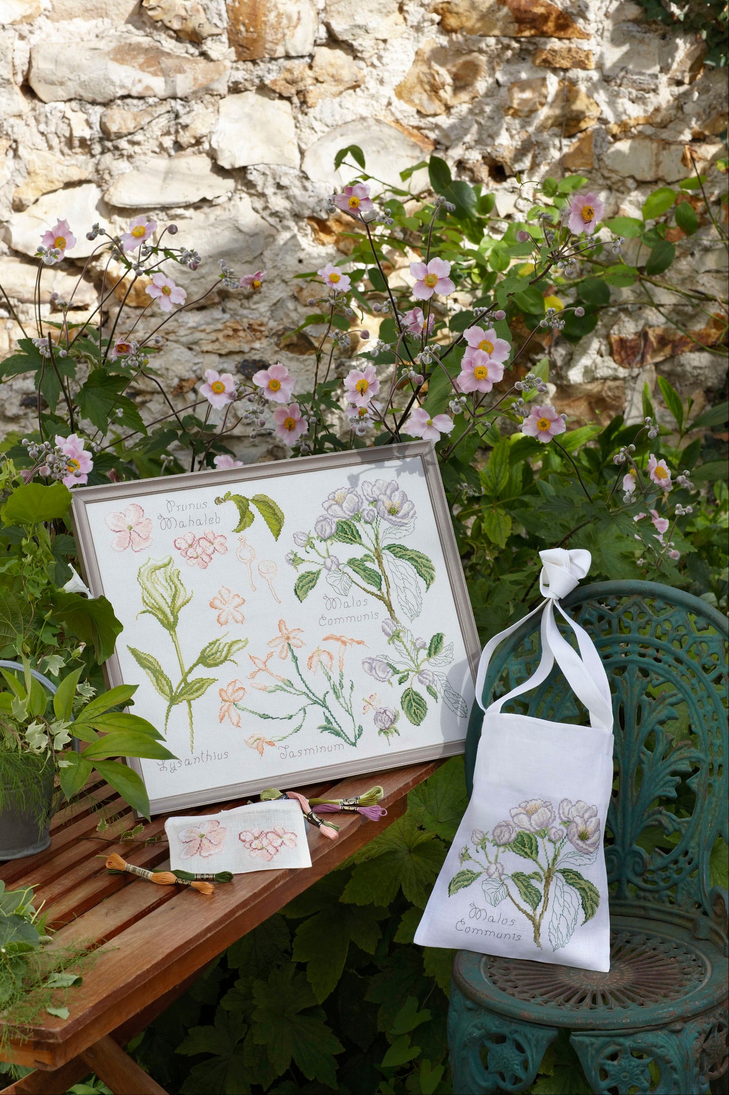 Grille de broderie point de croix : Prunus et Jasmin, fleurs de printemps. 200x246 points, 4 pages, couleurs DMC. Aïda et lin blanc.