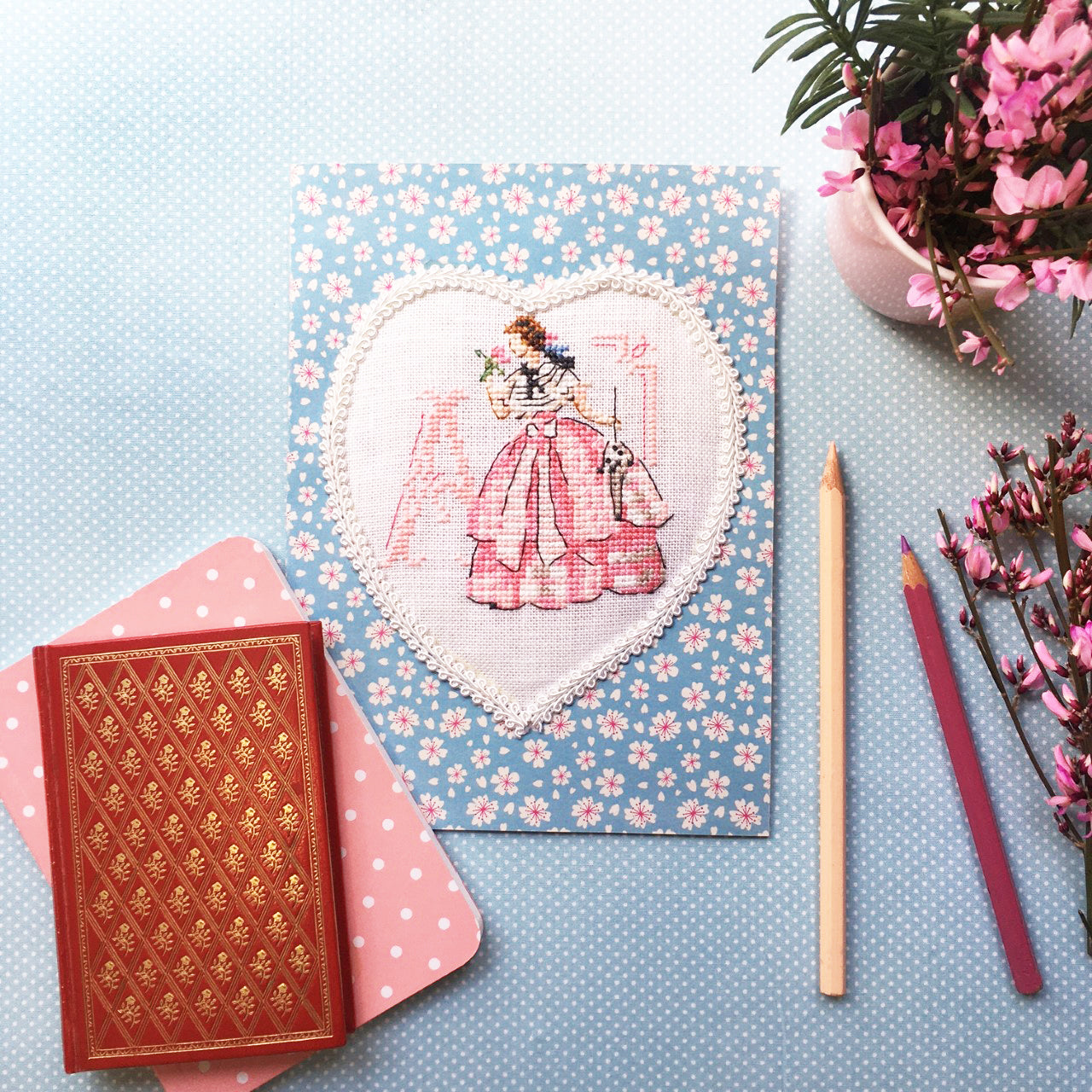 Grille point de croix : robes crinoline inspirées d'Autant en emporte le vent. Motif 50 x 50 points (9,09 x 9,09 cm), 6 pages, couleurs DMC.