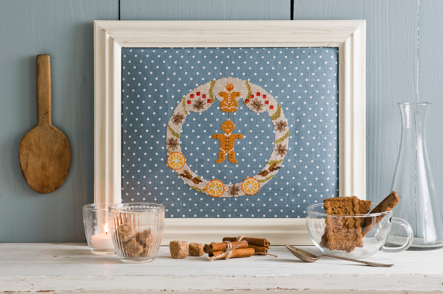 Grille de broderie point de croix « Ronde d’hiver » par Création Point de Croix. Couronne festive aux motifs de badiane, cannelle, orange séchée et pain d’épices. À broder sur lin ou Aïda.