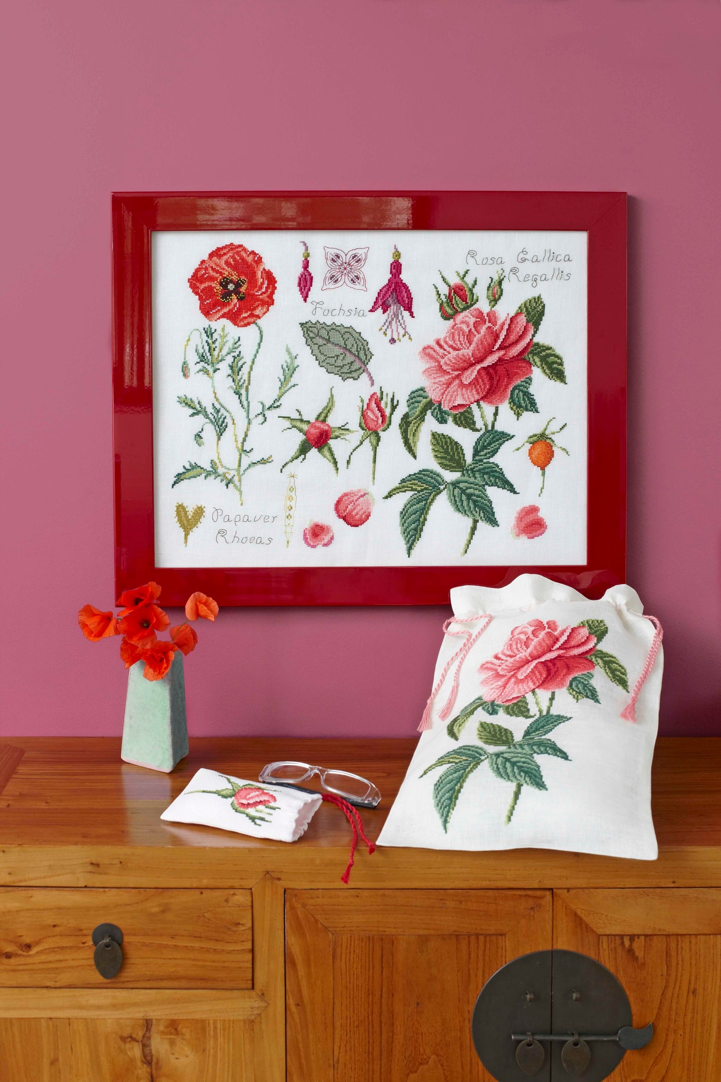Grille de broderie point de croix : Rose et Coquelicot, fleurs des champs. 200x246 points, 4 pages, couleurs DMC. Aïda et lin blanc.