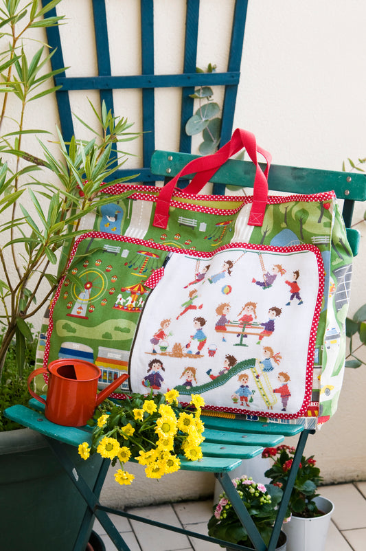Grille de broderie point de croix : sac à jouets pour aller au parc. Motif 140 x 150 pts, imprimé couleur (Réf. DMC) sur 8 pages. Illustration Perrette Samouiloff