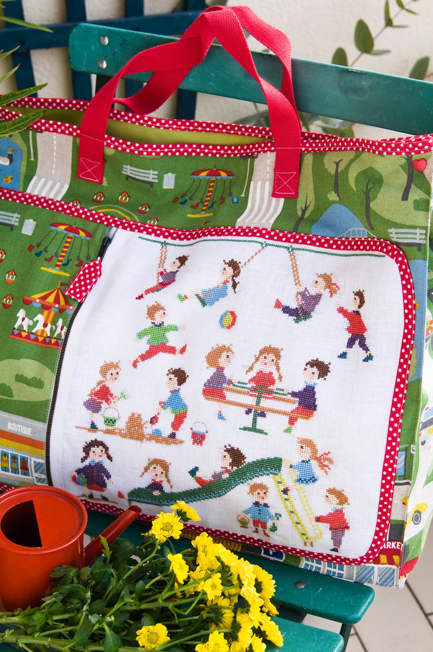 Grille de broderie point de croix : sac à jouets pour aller au parc. Motif 140 x 150 pts, imprimé couleur (Réf. DMC) sur 8 pages. Illustration Perrette Samouiloff