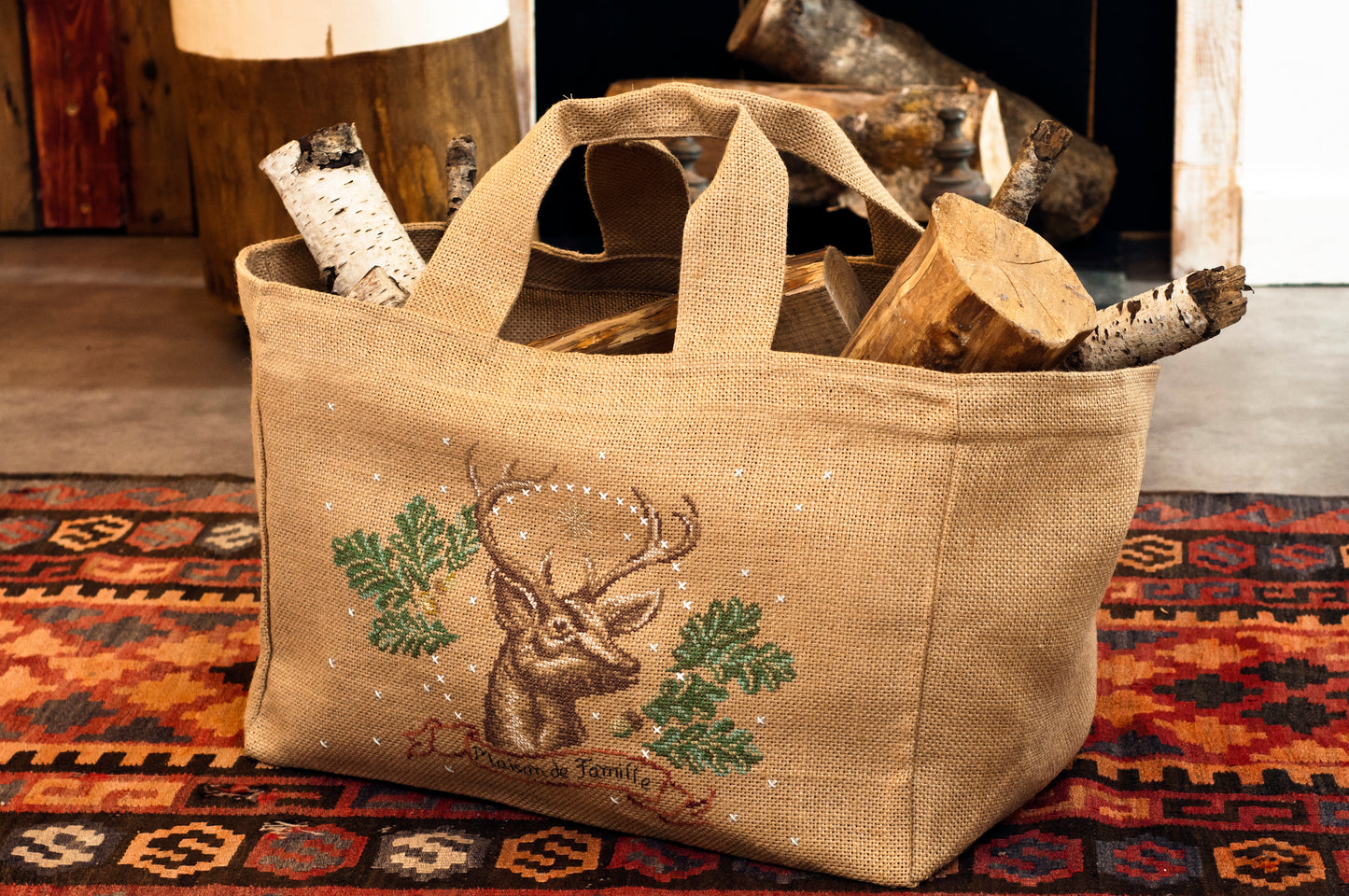 Grille broderie point de croix : sac a buches cerf et feuilles de chene a broder sur jute. Par M. Bonnin, DMC, 6 pages.
