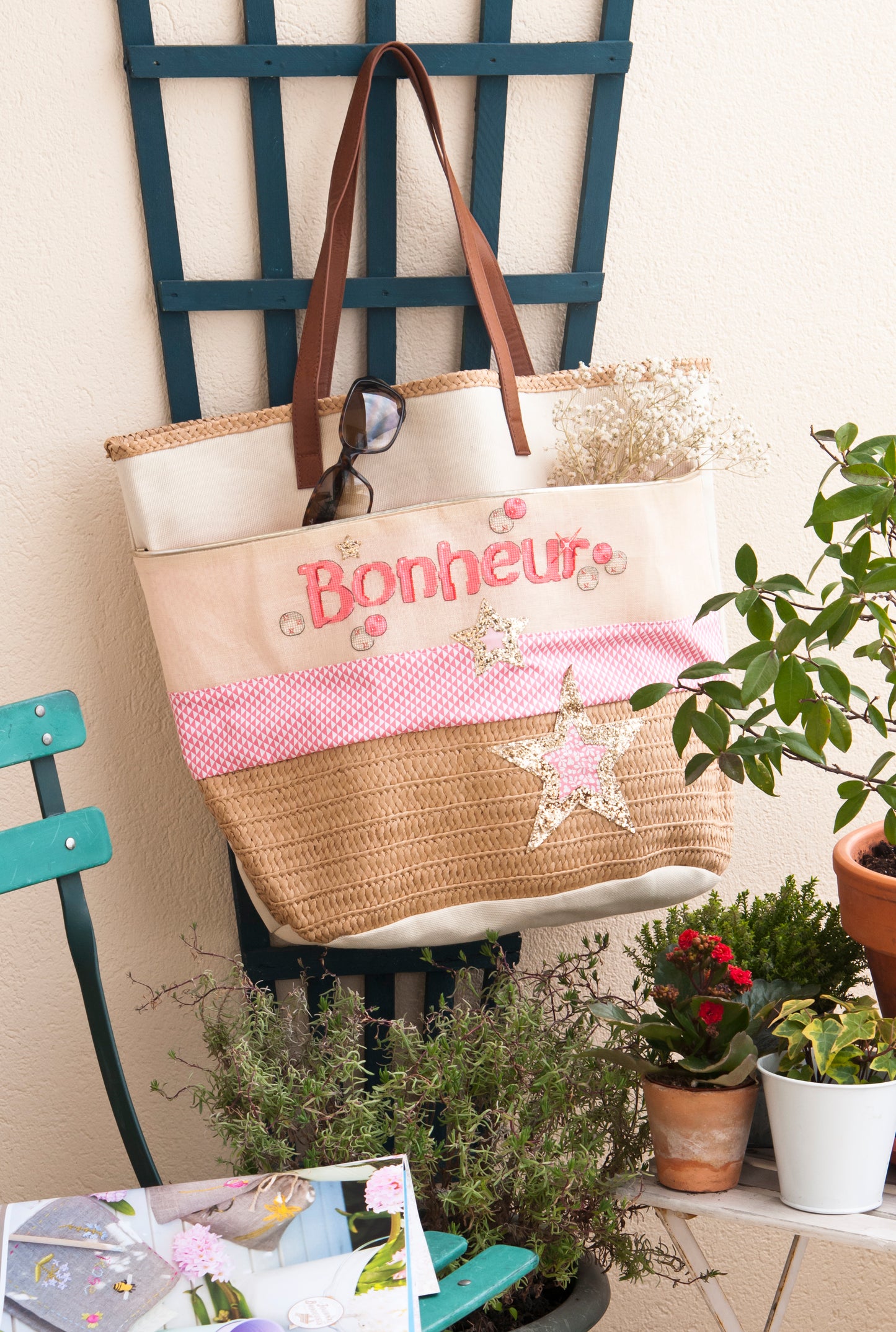 Grille de broderie point de croix : sac bonheur à broder sur lin bis. Imprimée avec symboles et couleurs DMC sur 6 pages.