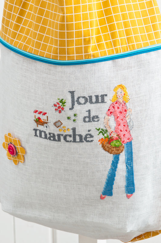 Grille point de croix : sac brodé double usage, recto marché et verso shopping. Imprimée sur 6 pages avec symboles et couleurs DMC. Lin 11 fils blanc.
