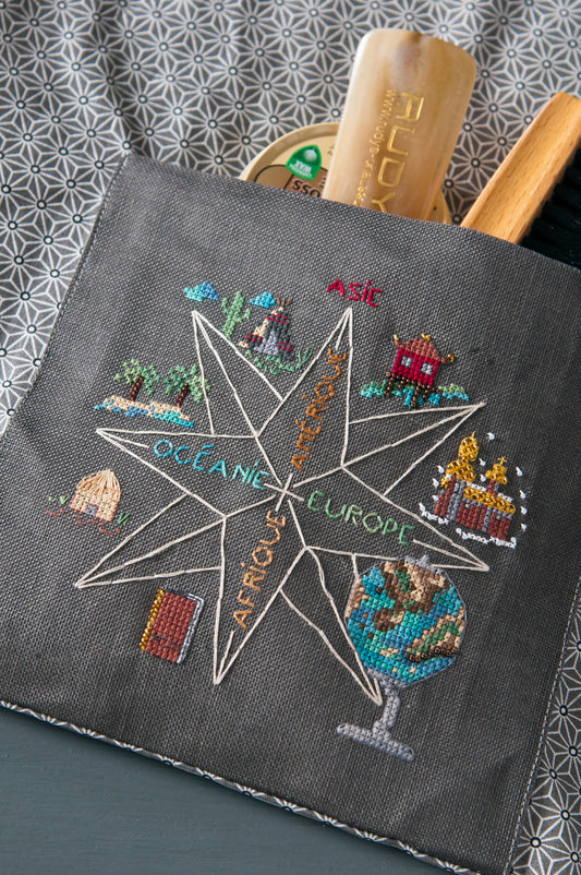 Grille de broderie point de croix : sac à chaussures et embauchoirs, idée cadeau personnalisée. Imprimée en couleur avec références DMC sur 4 pages.