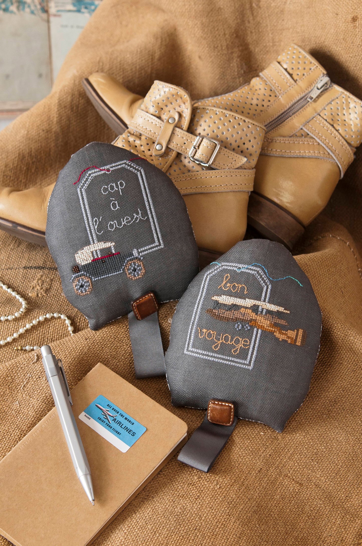 Grille de broderie point de croix : sac à chaussures et embauchoirs, idée cadeau personnalisée. Imprimée en couleur avec références DMC sur 4 pages.