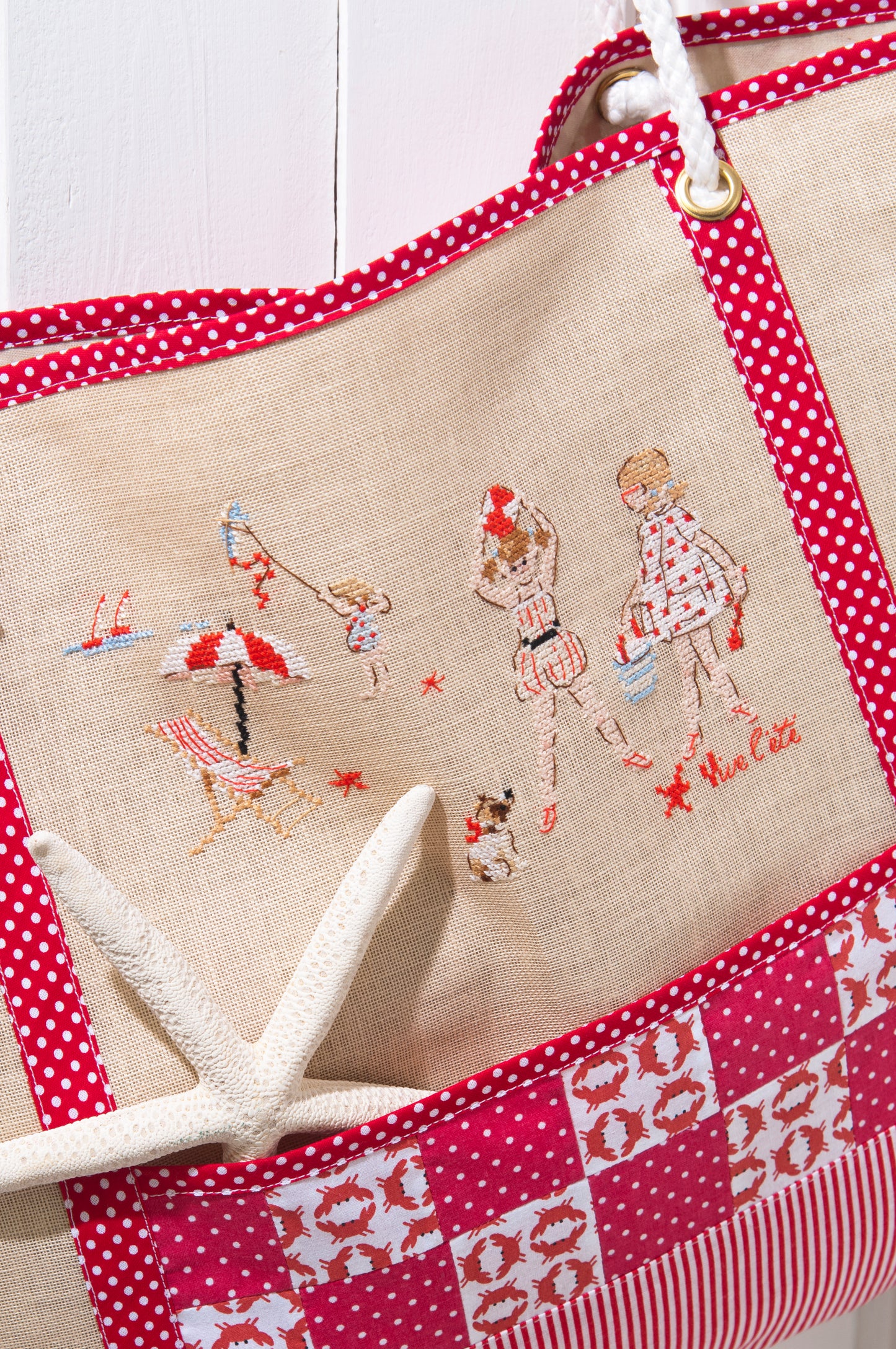 Grille de broderie point de croix : grand sac de plage cabas brodé. Motif 110 x 70 pts, imprimé couleur (Réf. DMC) sur 6 pages. Illustration H. Le Berre.