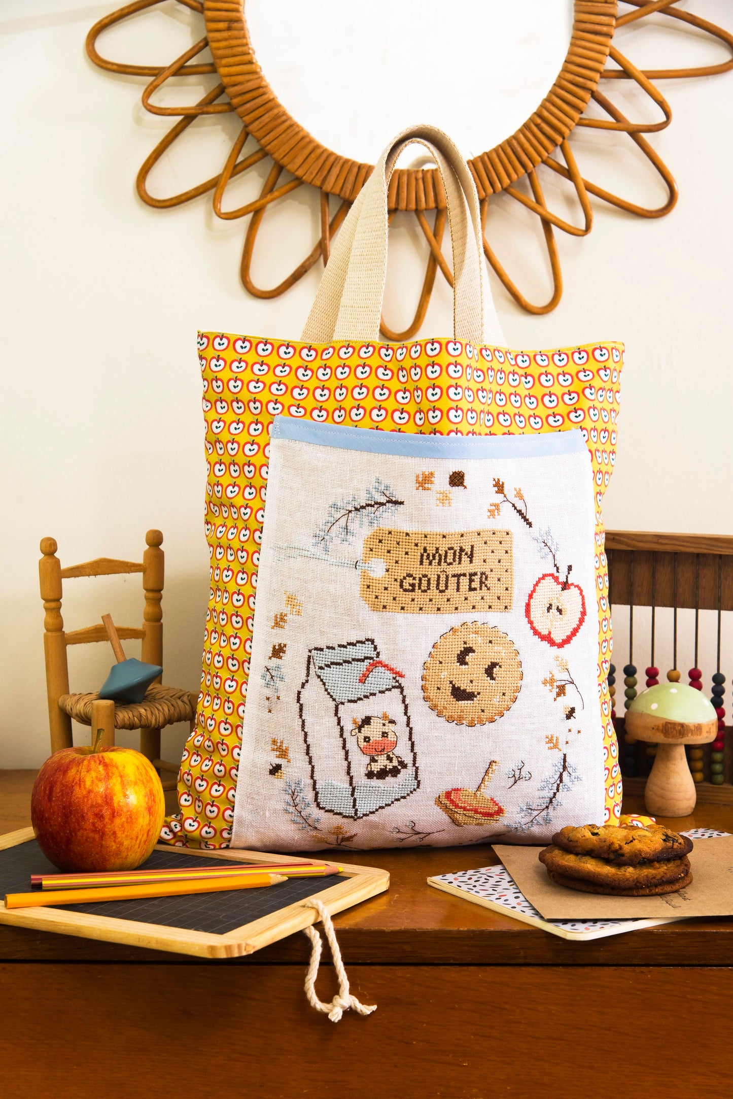 Grille de broderie point de croix : sac à goûter pour enfants par H. Le Berre. Réf. DMC incluse. À broder sur lin ou Aïda. Création Point de Croix.