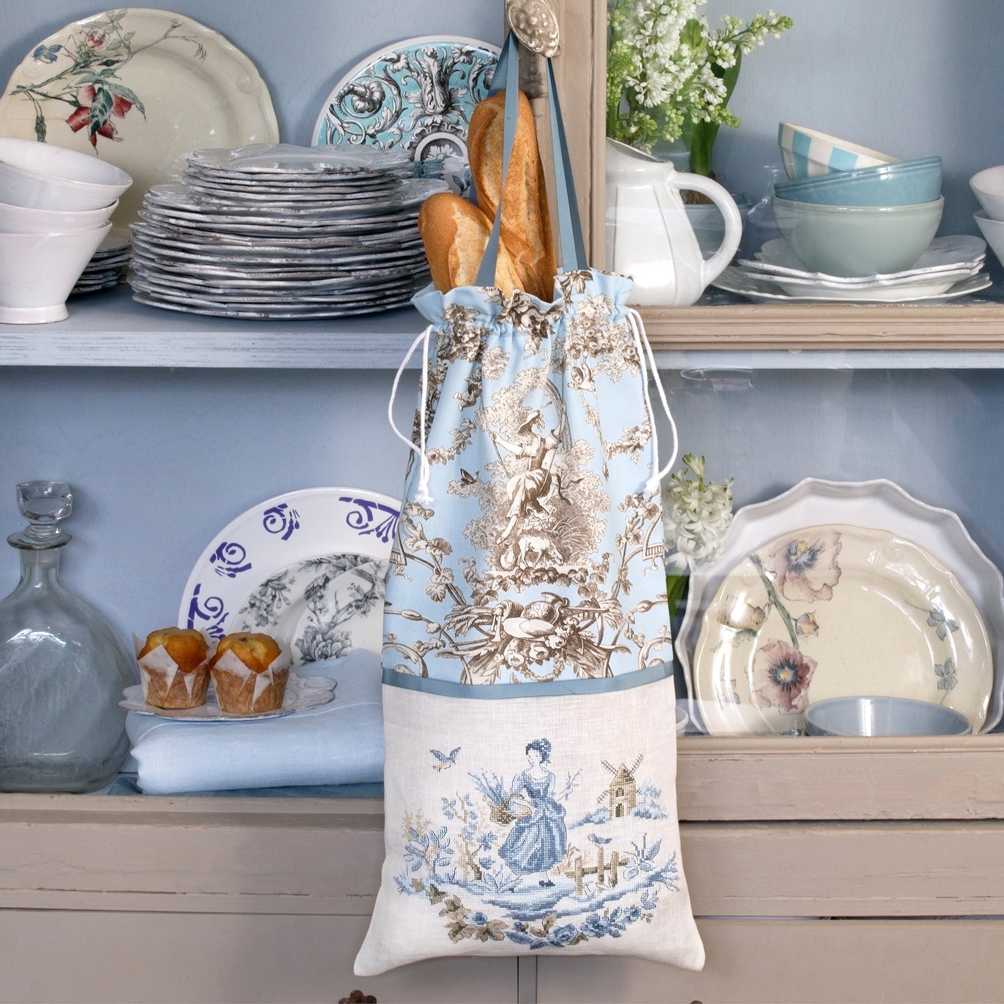 Grille de broderie au point de croix : Sac à pain Toile de Jouy, scène pastorale bleue et romantique. 6 pages avec symboles et références DMC. À broder sur lin.