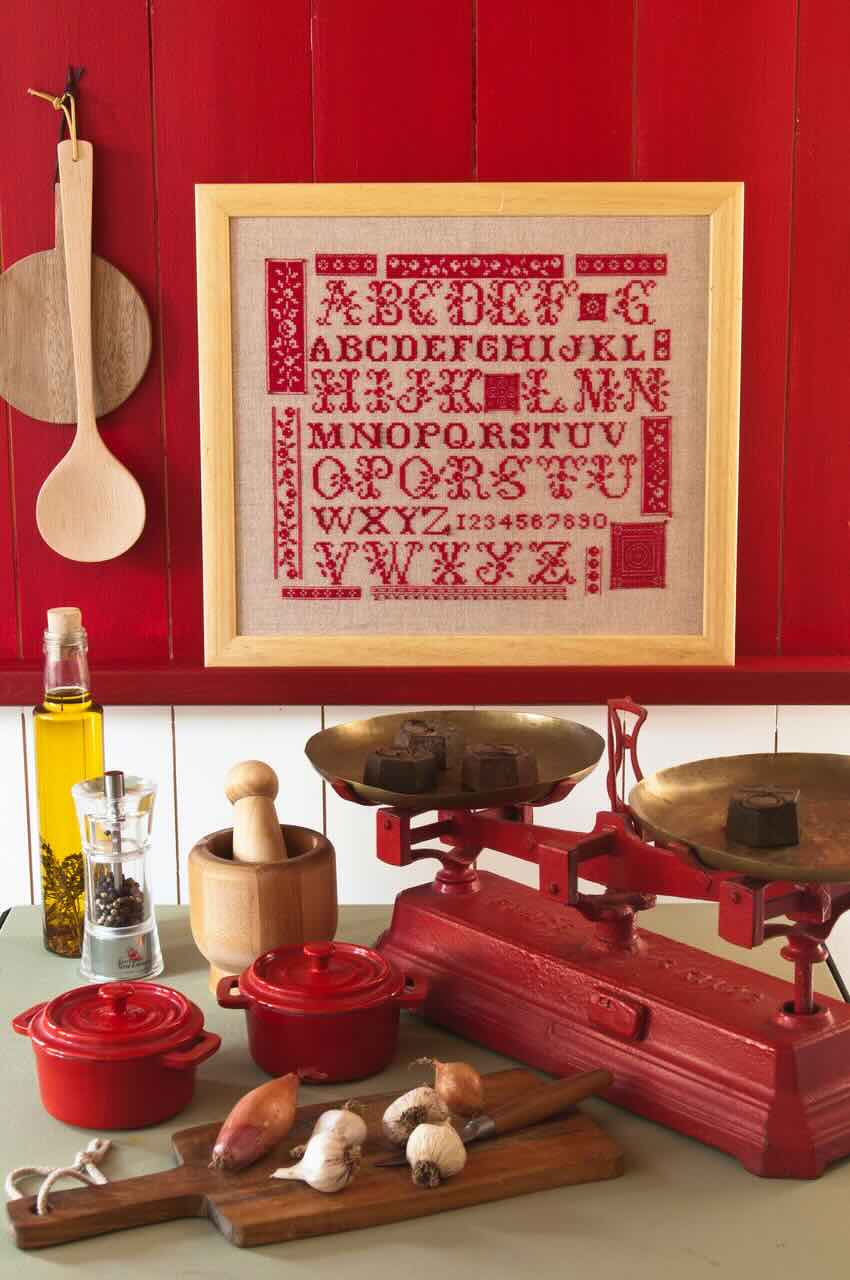 Grille point de croix – Sampler monochrome : alphabets et ornements en monochrome rouge profond sur toile de lin DMC, avec motifs miniatures brodés en 1 brin – DMC & Création Point de Croix