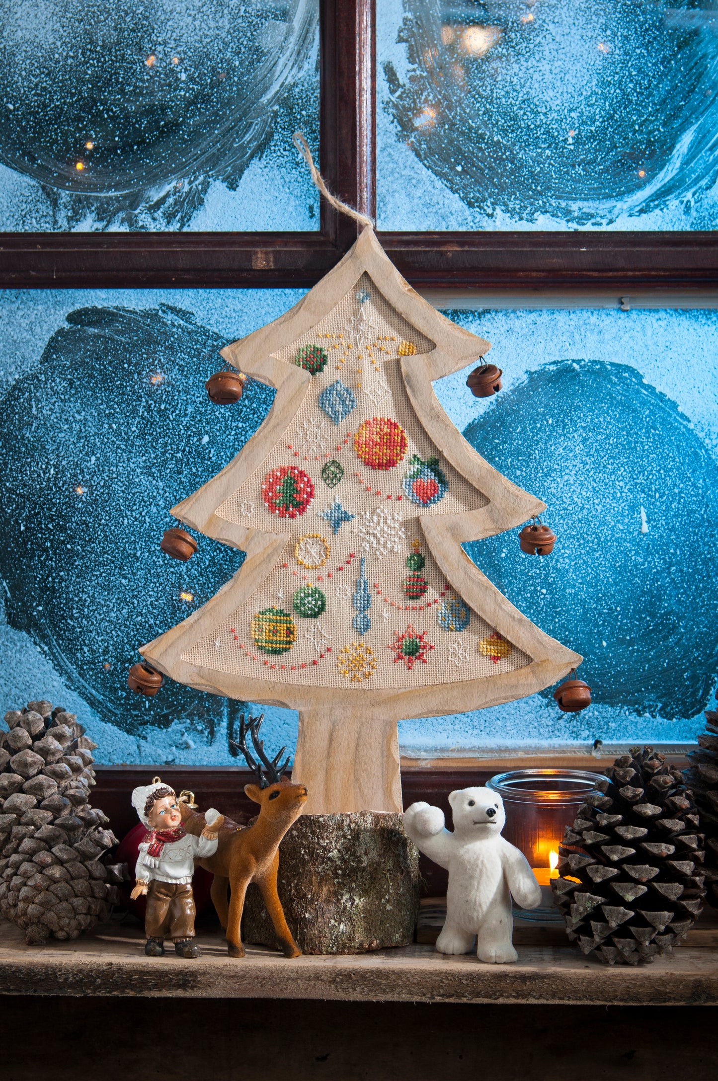 Grille de broderie point de croix « Sapin de Noël » par M. Bonnin : sapin avec jingle bells sur Aïda blanc 5,5 pts. DMC, 6 pages, motif 17,81 x 21,09 cm.