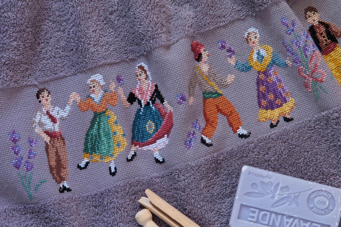 Grille de broderie point de croix : serviette lavande à broder sur Aïda ou lin. Imprimée avec symboles et couleurs DMC sur 6 pages.
