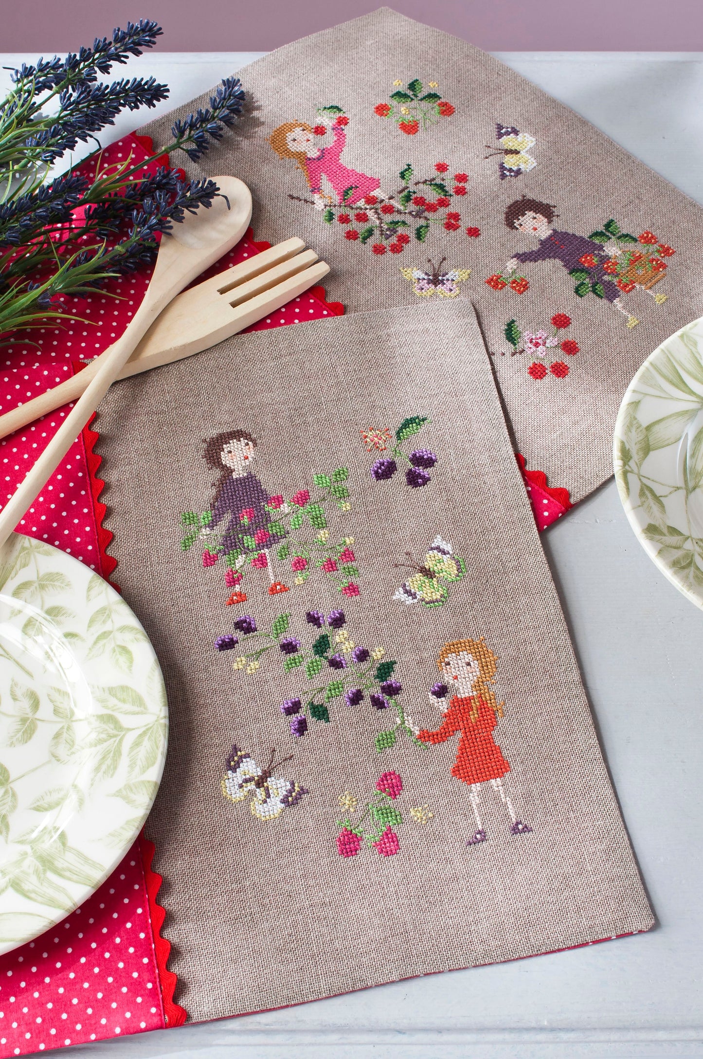 Grille broderie point de croix : set de table fruits rouges. 6 pages, symboles et couleurs DMC. Lin 12 fils bis. 2 motifs.