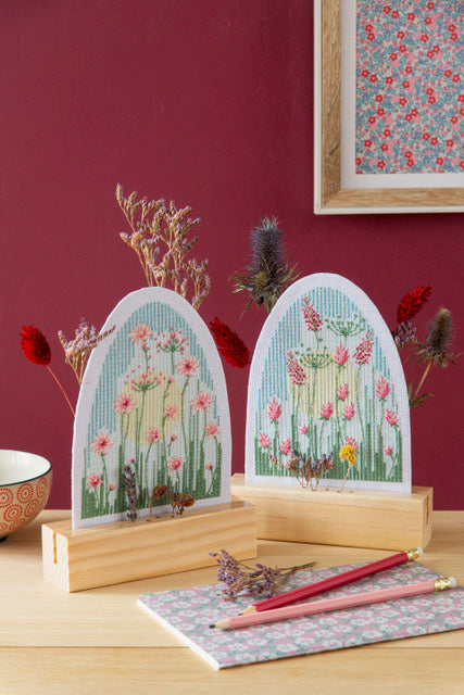 Grille point de croix : compositions florales épurées pour soliflores en bois. 77×99 pts, Aïda 5,5 pts/cm ou lin 11 fils/cm. 6 pages couleur, réf. DMC.