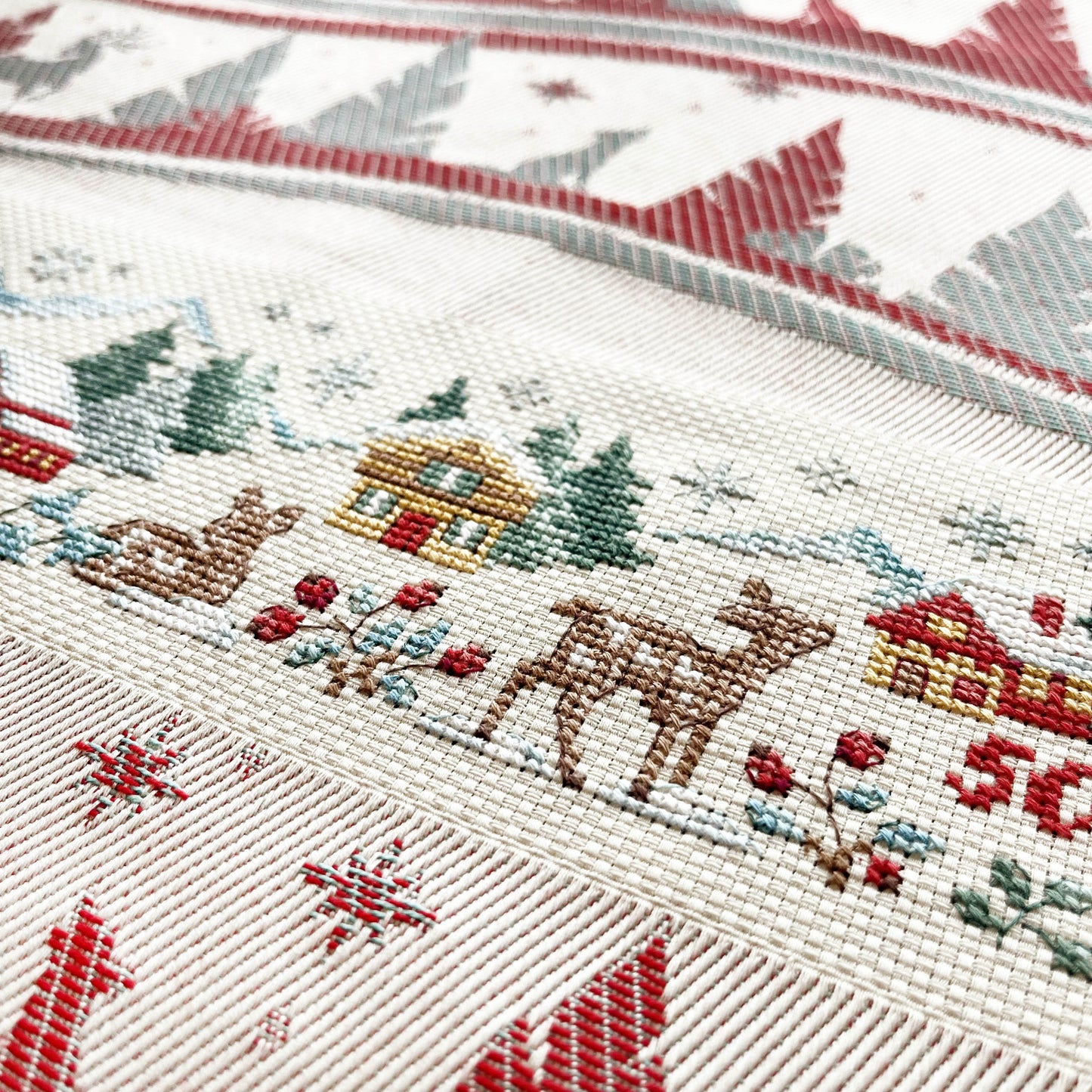 Grille de broderie point de croix : sommets étoilés, cerf et biche hivernaux par Les Brodeuses Parisiennes. Réf. DMC incluse. À broder sur Aïda naturel.