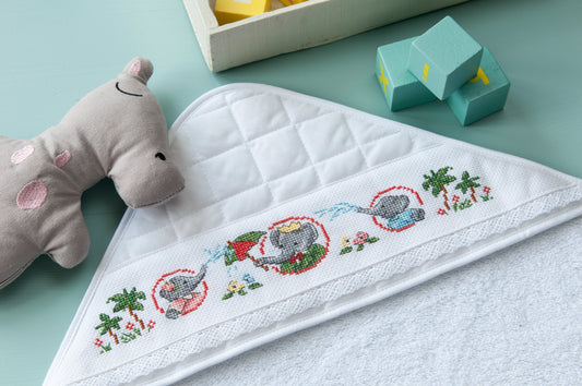 Grille broderie point de croix : sortie de bain Babar, frise éléphants 150×24 pts, 27×4,5 cm. Symboles + couleurs DMC, 6 pages. Cadeau naissance.