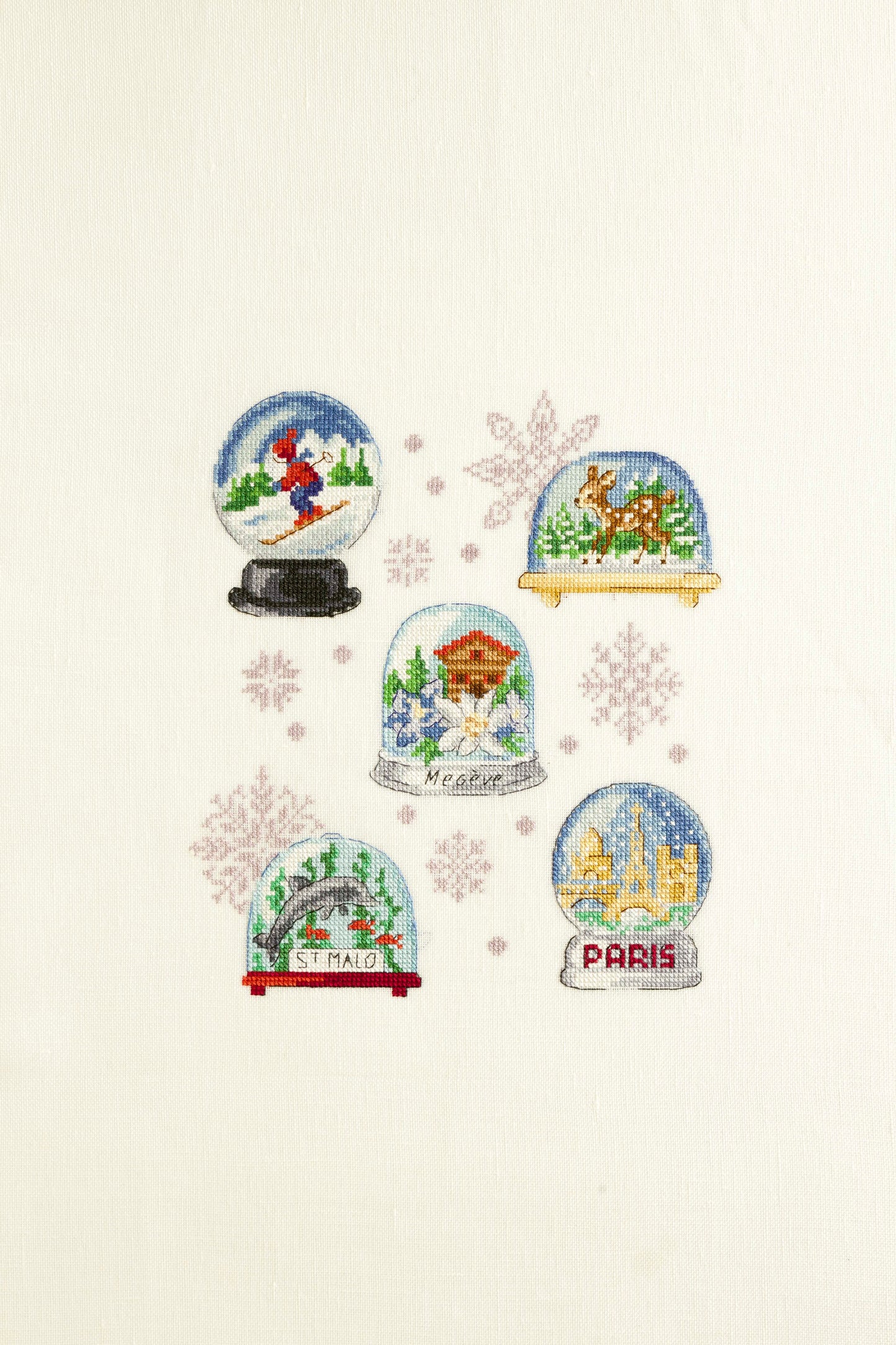 Grille de point de croix Souvenirs sous la neige : boules à neige sur lin 11 fils ivoire. 116 x 120 points. Références DMC sur 4 pages.