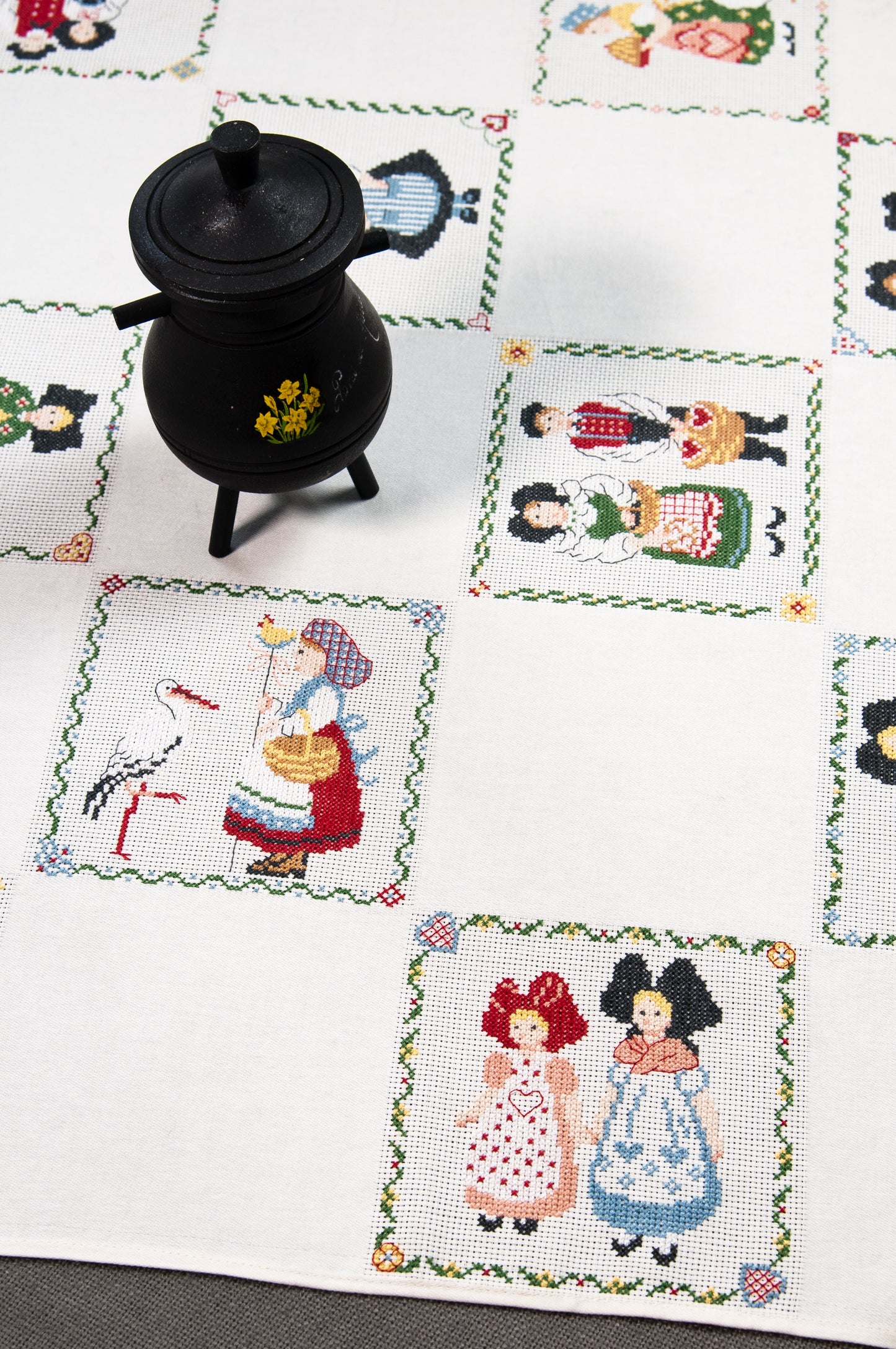 Grille point de croix : personnages alsaciens en costume traditionnel pour surnappe. Motif 70 x 70 points, 6 pages, couleurs DMC.