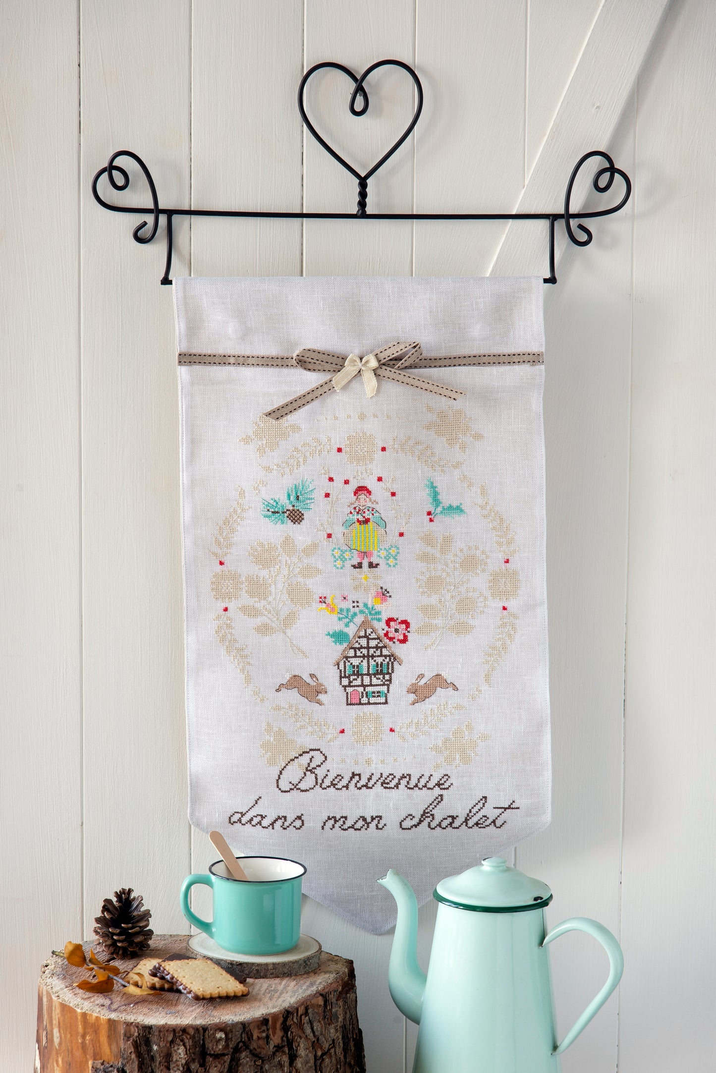 Grille de broderie point de croix : suspension d’un chalet, motifs alpins hivernaux par H. Le Berre. Réf. DMC incluse. À broder sur lin. Création Point de Croix.