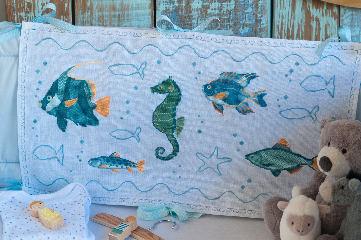 Grille point de croix : tête de lit thème mer pour chambre d'enfant sur lin blanc. Motif 300 x 150 points (54,54 x 27,27 cm), 6 pages, DMC.