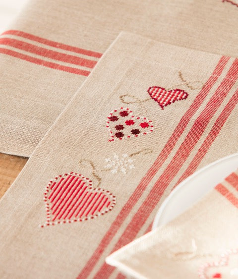 Grille de broderie point de croix : table « coup de cœur », 5 pièces assorties sur 6 pages. Set, serviette, chemin de table. Symboles et couleurs DMC.