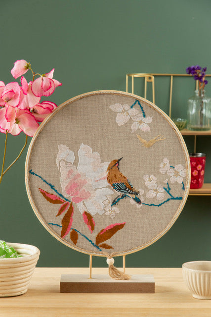 Grille de broderie point de croix : tambour oiseau. Réf. DMC incluse. À broder sur Aïda ou lin. Création Point de Croix.