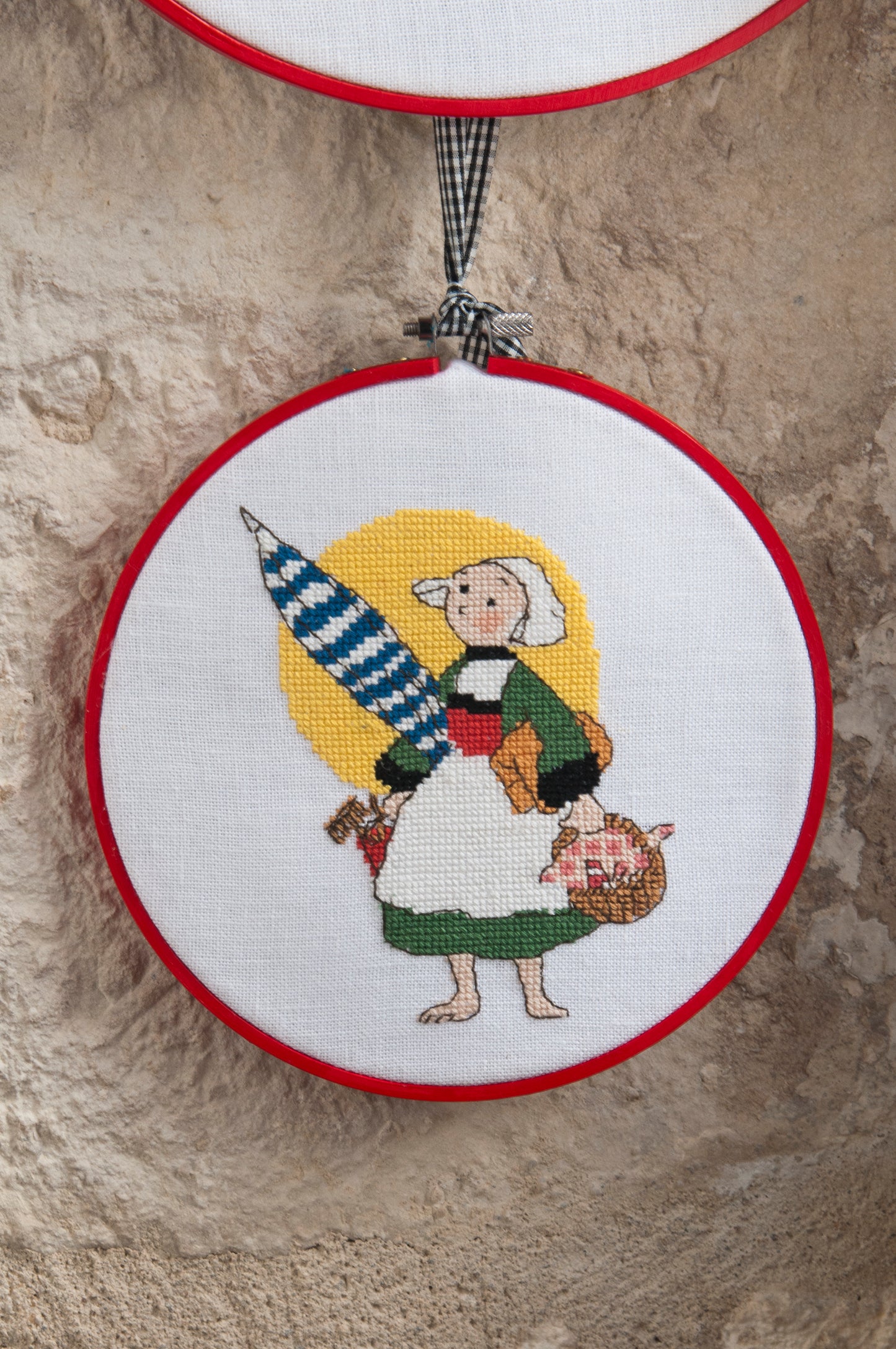 Grille broderie point de croix : tambours Bécassine en voyage (mer), 3 motifs 70×70 pts. Symboles + couleurs DMC, 6 pages.