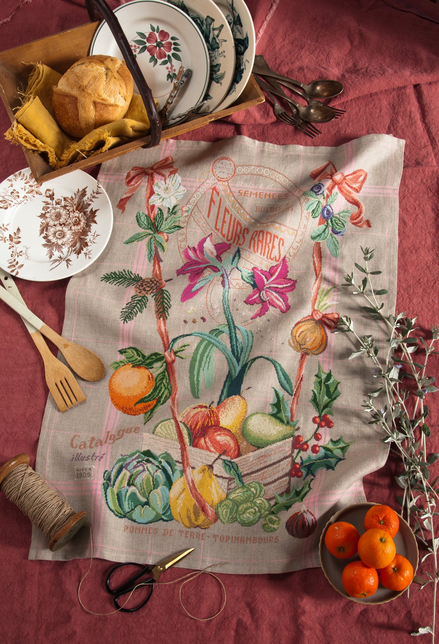 Grille point de croix : collection Torchon 4 saisons Hiver, fruits et légumes sur lin bis. Motif 316 x 450 points, 8 pages, couleurs DMC.