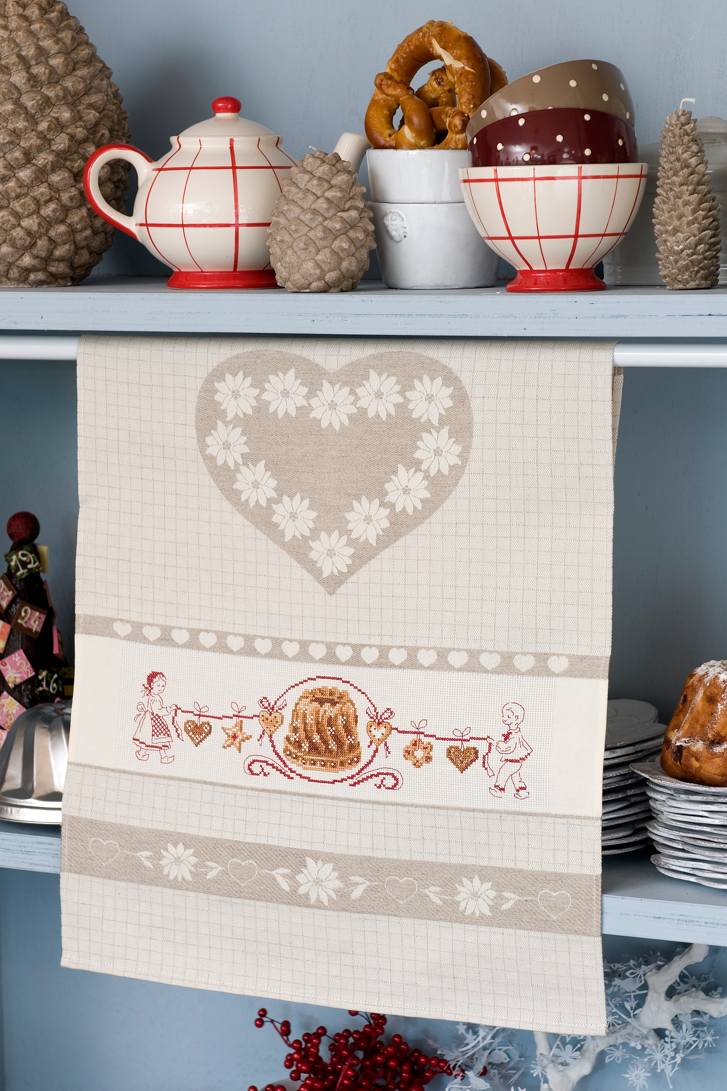 Grille broderie point de croix : torchon Kouglof alsacien sur Aïda 5,5 pts. Motif 45x185 pts, réf. DMC incluses. Touche festive et gourmande pour la cuisine.