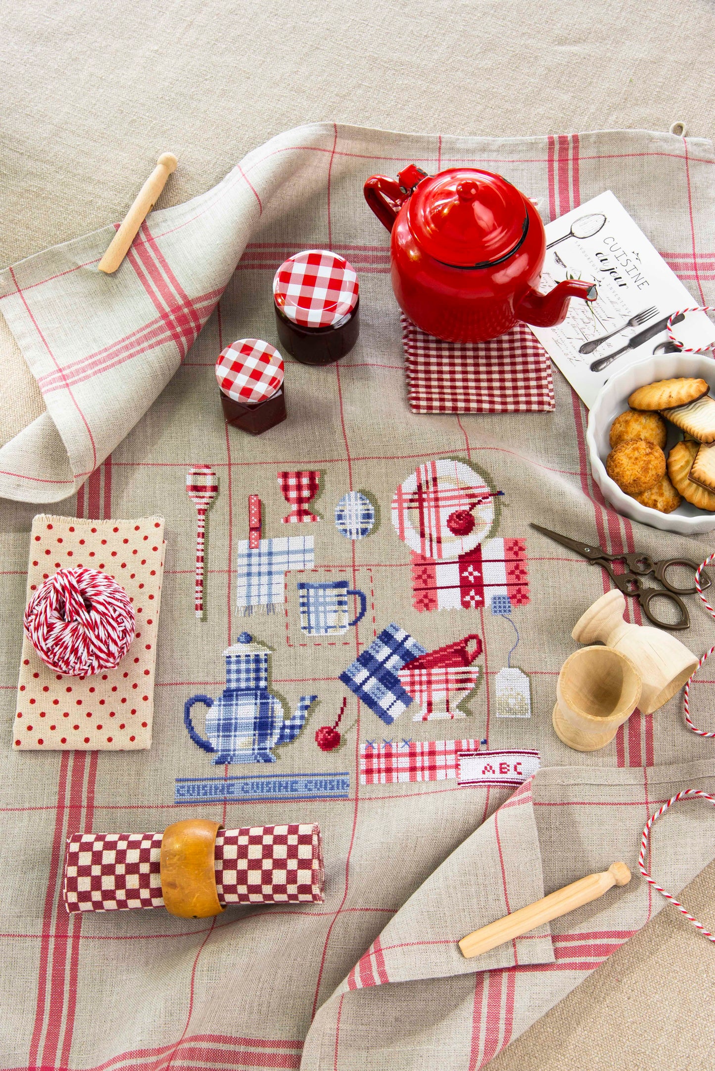Grille point de croix – Torchon brodé de carreaux : carreaux, initiales et détails brodés sur torchon en lin à liseré rouge, style linge de maison traditionnel français – Véronique Enginger & Création Point de Croix