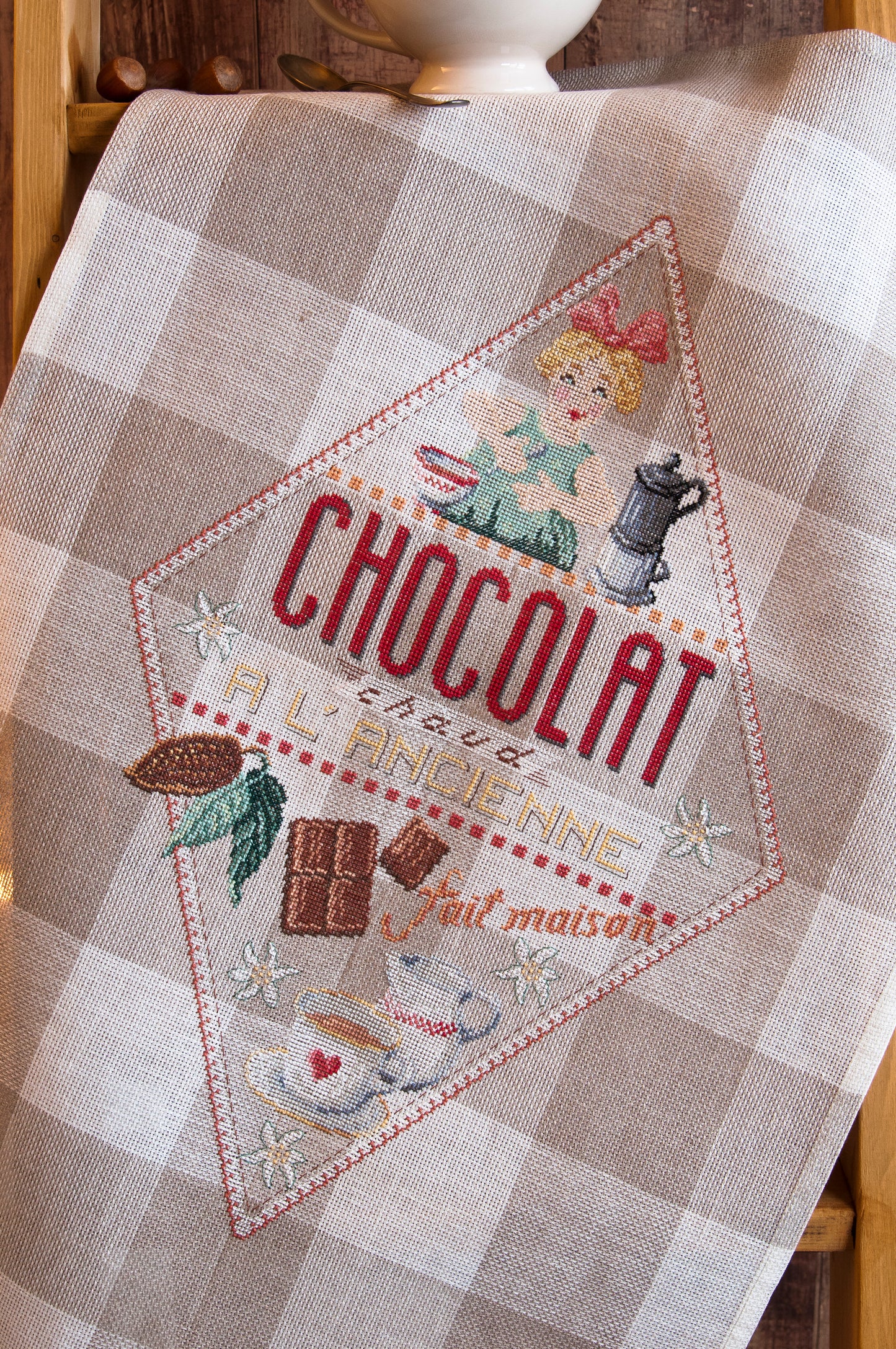Grille point de croix : torchon aux saveurs chocolatées. Motif 383x257 pts, lin bis 12 fils, réf. DMC. Grille imprimée couleur sur 6 pages.