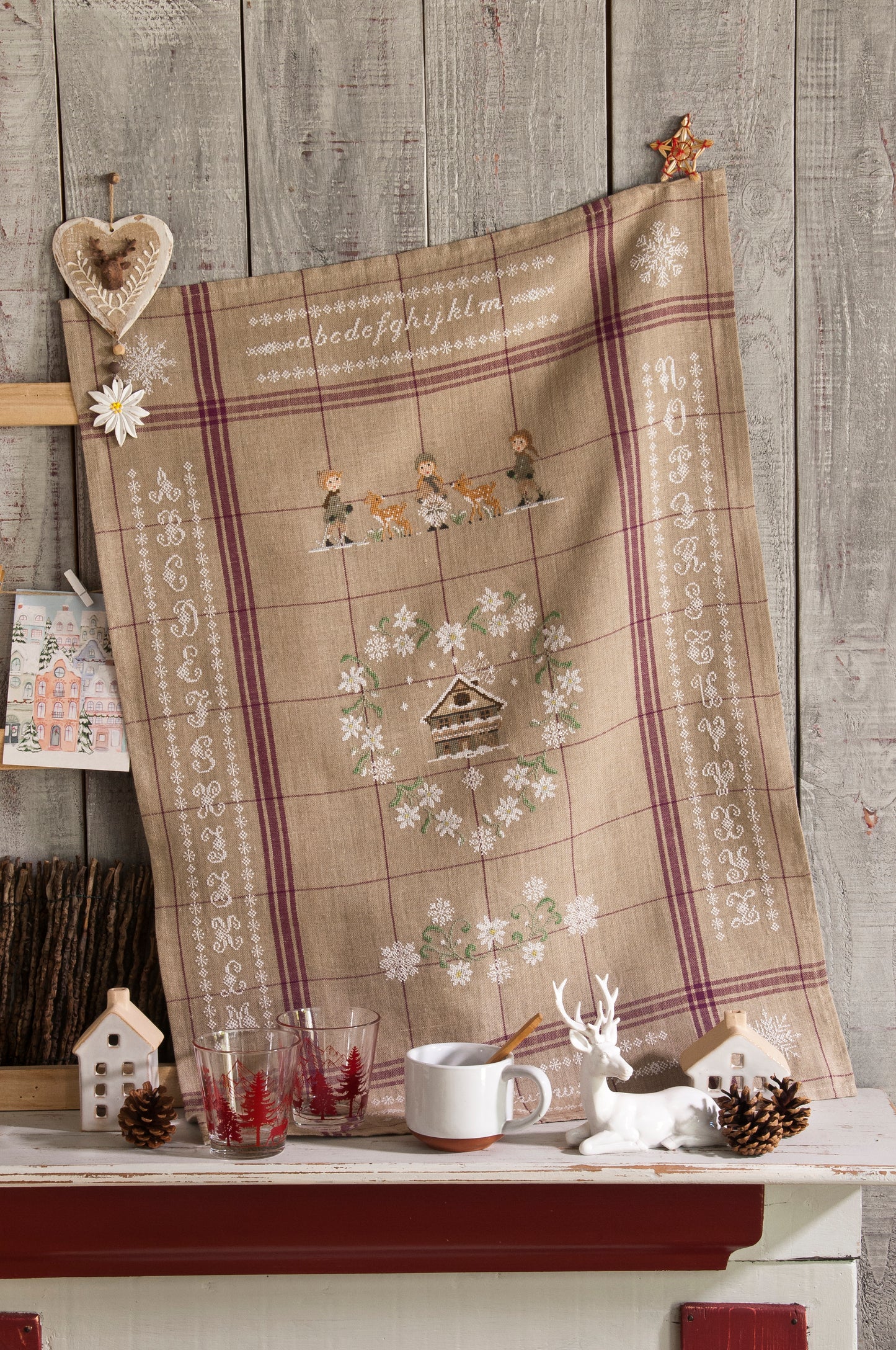 Grille de broderie point de croix : torchon flocons, abécédaire hivernal par P. Samouiloff. Réf. DMC incluse. À broder sur lin bis. Création Point de Croix.
