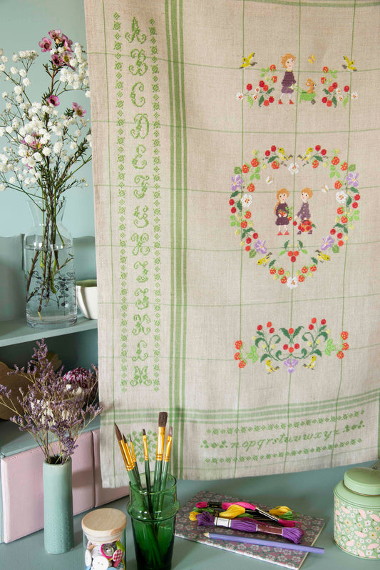 Grille de broderie point de croix : torchon printemps, motifs floraux par P. Samouiloff. Réf. DMC incluse. À broder sur lin bis. Création Point de Croix.