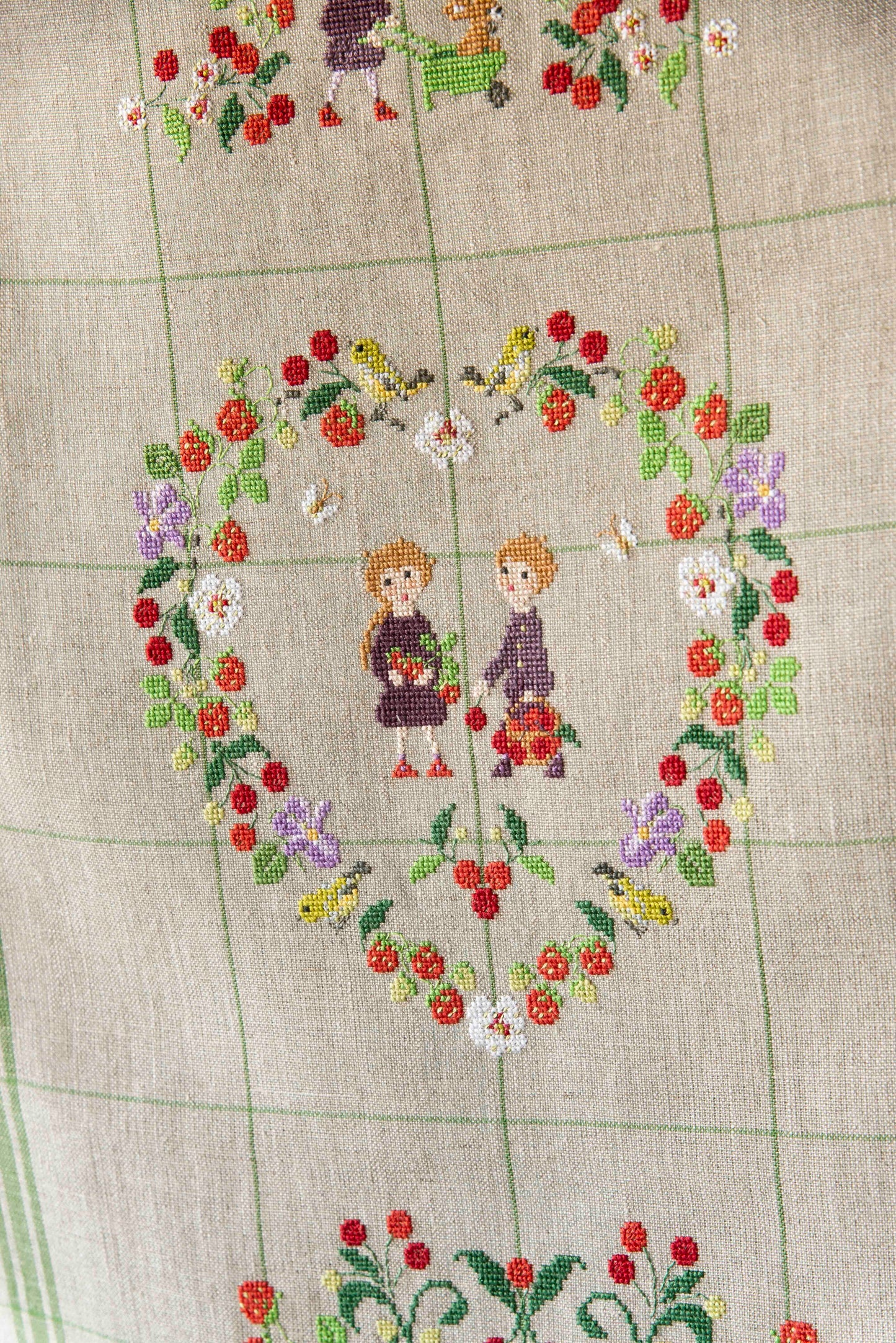 Grille de broderie point de croix : torchon printemps, motifs floraux par P. Samouiloff. Réf. DMC incluse. À broder sur lin bis. Création Point de Croix.