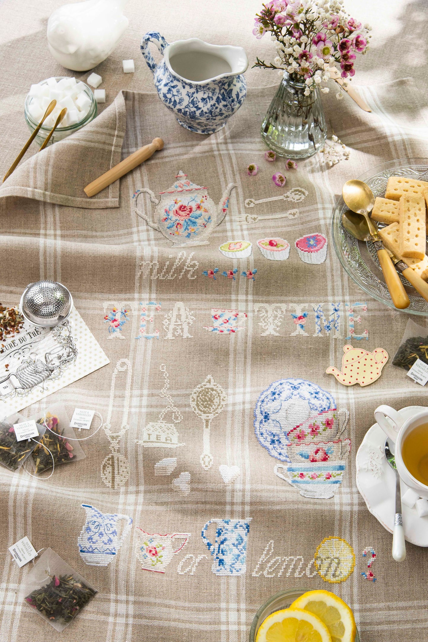 Grille point de croix – Torchon tea time : théières, tasses, pâtisseries et motifs raffinés brodés sur torchon en lin blanc, ambiance goûter élégant et art de recevoir – Véronique Enginger & Création Point de Croix