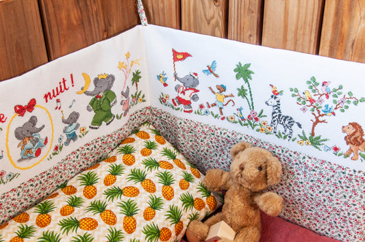 Grille broderie point de croix : tour de lit Babar, frise 320×70 pts, 58×13 cm, 3 panneaux. Symboles + couleurs DMC, 6 pages.1