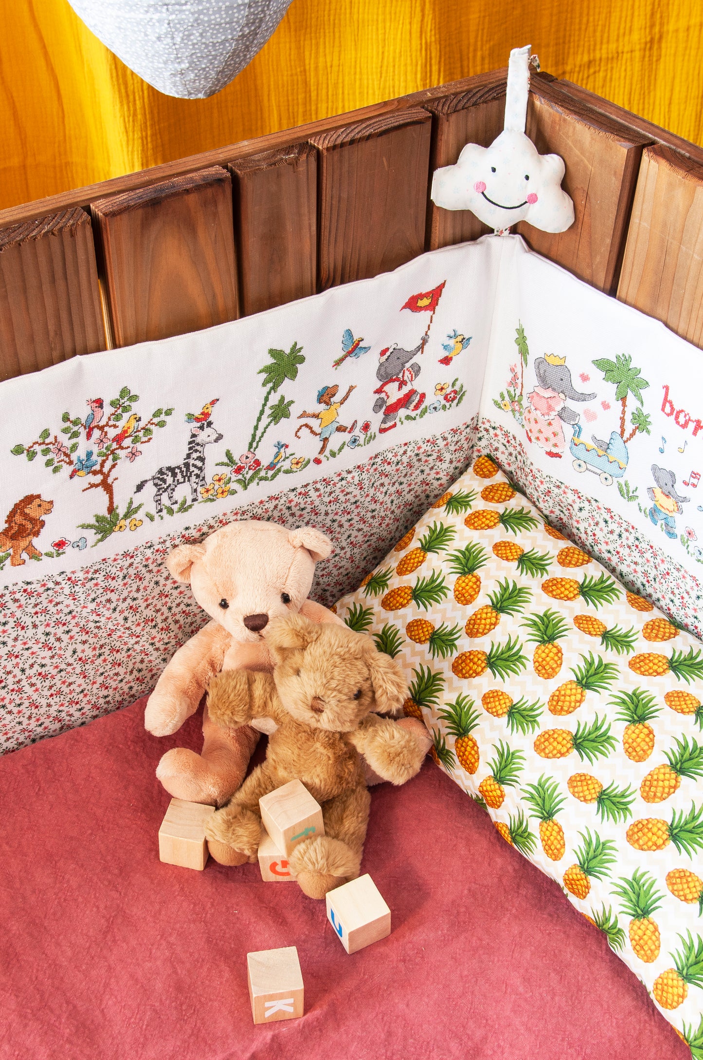 Grille broderie point de croix : tour de lit Babar, frise 320×70 pts, 58×13 cm, 3 panneaux. Symboles + couleurs DMC, 6 pages.3