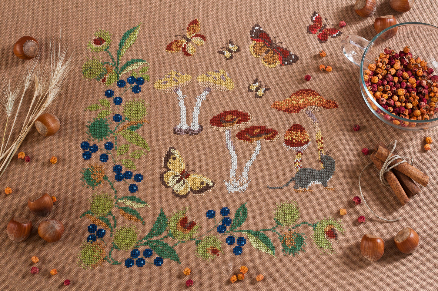 Grille broderie point de croix : trésors d'automne, champignons & baies sauvages, motif 156×150 pts, 28,4×27,3 cm.