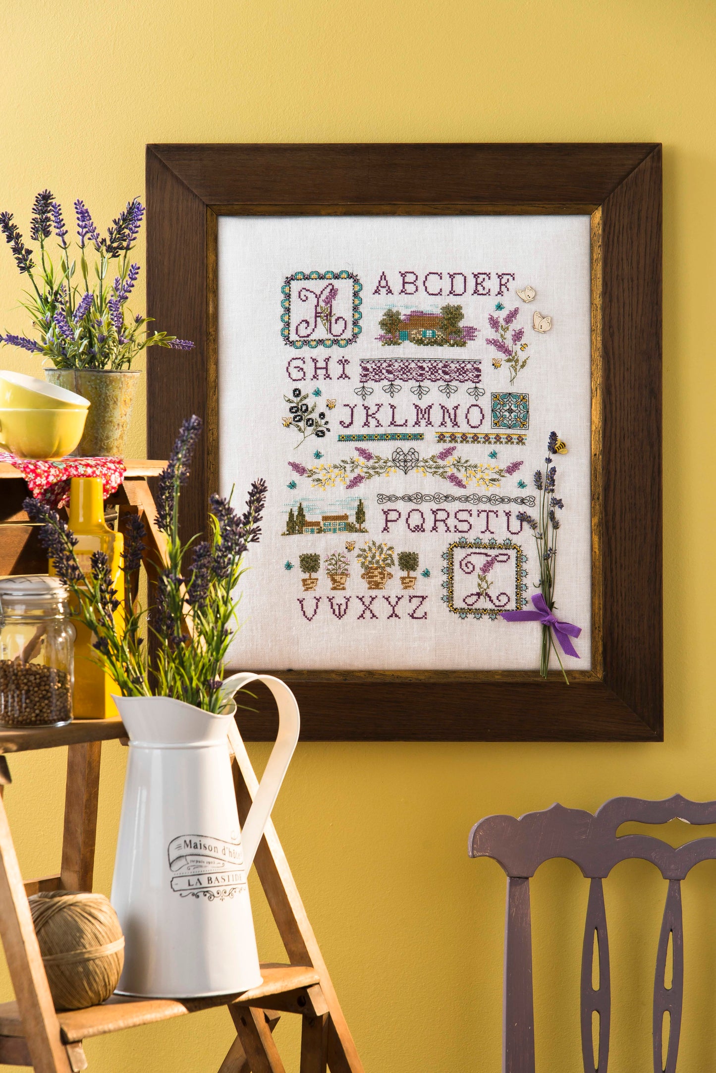 Grille broderie point de croix : sampler Provence lavande olive. 6 pages, symboles et couleurs DMC. Lin 11 fils. 24 x 35 cm.