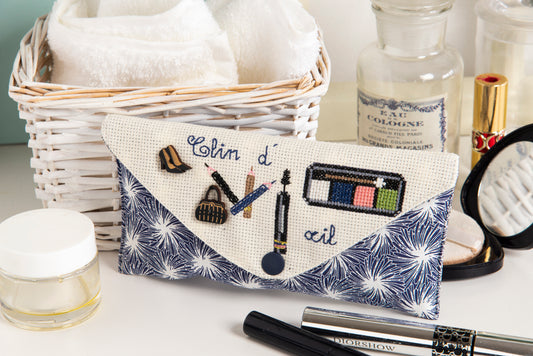 Grille de broderie point de croix pour trousse à maquillage, vanity et pochette à Kleenex. Imprimée avec symboles et couleurs DMC sur 6 pages. Modèle Françoise Dieuzaide.