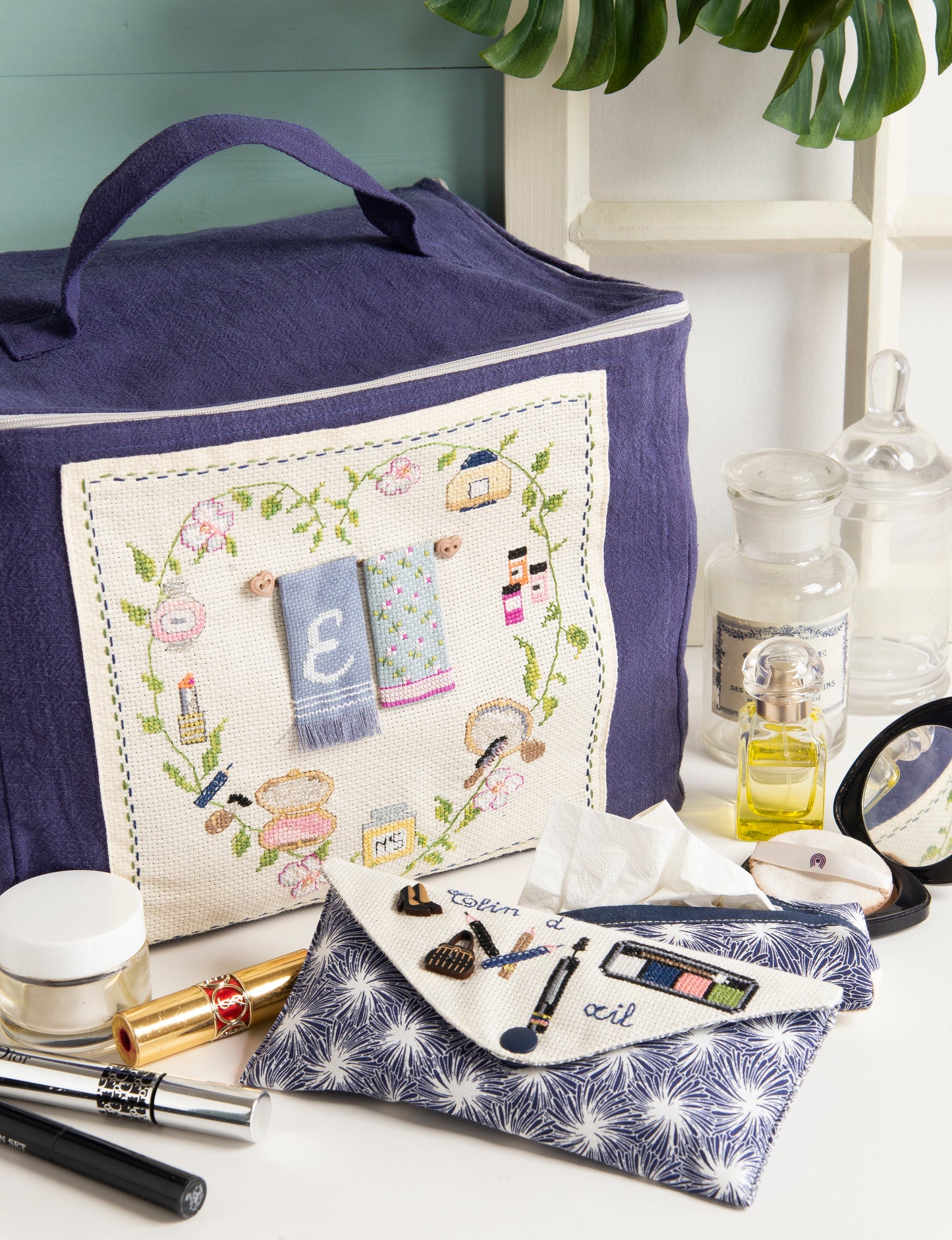 Grille de broderie point de croix pour trousse à maquillage, vanity et pochette à Kleenex. Imprimée avec symboles et couleurs DMC sur 6 pages. Modèle Françoise Dieuzaide.