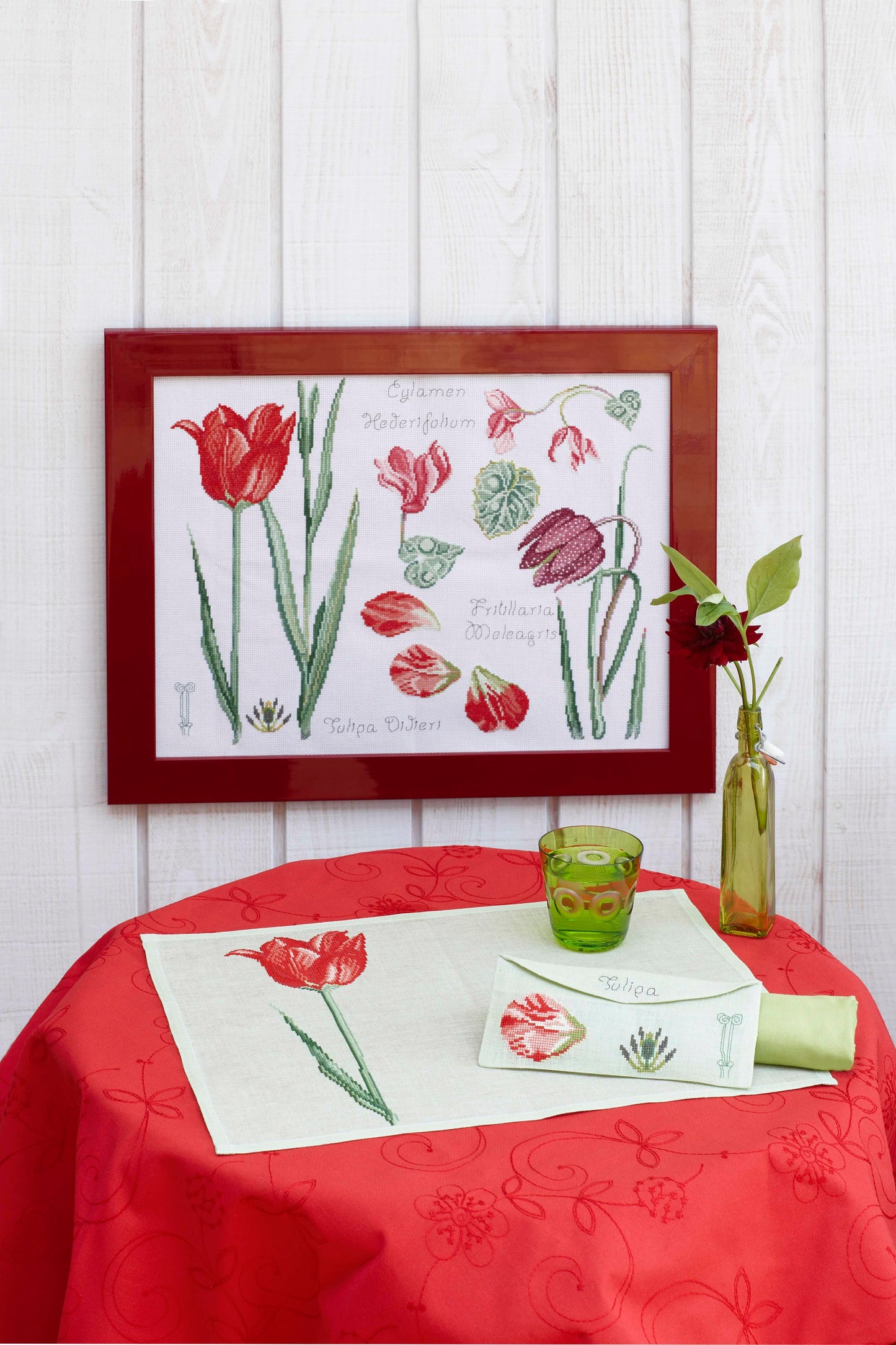 Grille de broderie point de croix : Tulipe et Cyclamen, fleurs de printemps. 200x246 points, 4 pages, couleurs DMC. Aïda et lin blanc.